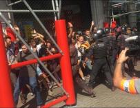 Los Mossos cargan contra inpependentistas en el centro de Barcelona