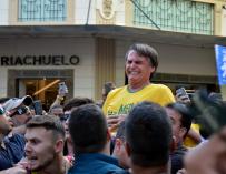 El candidato ultraderechista Jair Bolsonaro al momento de ser apuñalado