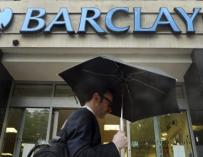 Un viandante pasa delante de una sucursal del banco Barclays. EFE/Andy Rain