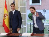 Sánchez e Iglesias firman el acuerdo para los PGE de 2019