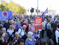 Los manifestantes reclaman otro referéndum sobre el brexit en Trafalgar Square, Londres, el 20 de octubre de 2018. (EFE/EPA/VICKIE FLORES)