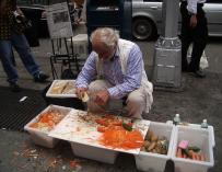 Fotografía de Joe Ades, vendedor de peladores de patatas en Nueva York.
