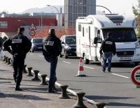 La policía francesa realiza un control en el puente que une Irún con Hendaya. (EFE / JUAN HERRERO)