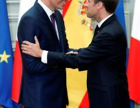 El jefe del Gobierno, Pedro Sánchez (i), y el presidente francés, Emmanuel Macron (d), durante la rueda de prensa tras su reunión en el Palacio del Elíseo (EFE(