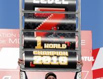 Marquez celebra su quinto campeonato del mundo de MotoGP y séptimo título de su carrera (EFE/EPA/KIMIMASA MAYAMA)