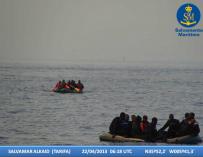 Imagen de archivo del rescate de 32 personas en el Estrecho. (Foto: Salvamento Marítimo)