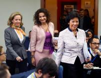 Las ministras de Hacienda María Jesús Montero (c), Portavoz Isabel Celaá (d), y de Economía Nadia Calviño, tras el Consejo de Ministros