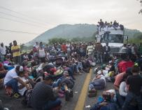 Centroamericanos que forman parte de la caravana migrante descansan en su recorrido hacia EEUU