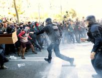 Los Mossos d'Esquadra han cargado en Barcelona contra manifestantes de los Comités de Defensa de la República (CDR). EFE/Alejandro García