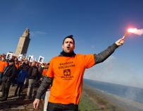 Cientos de trabajadores de la planta de Alcoa en A Coruña y vecinos de la ciudad se han manifestado frente a la Torre de Hércules. EFE/Cabalar