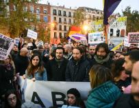 El secretario general de Podemos, Pablo Iglesias (2d), el coordinador general de Izquierda Unidad, Alberto Garzón (2i), la portavoz adjunta de Unidos Podemos en el Congreso, Ione Belarra (i), y el diputado y secretario de Sociedad Civil y Movimiento Popul