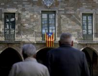 Imagen de archivo de la fachada del Ayuntamiento de Manresa (Barcelona) con la bandera estelada en el balcón . EFE/Susanna Sáez