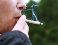 Fotografía de una persona fumando tabaco.