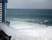 Fotografía edificio Tacoronte golpeado por las olas / EFE