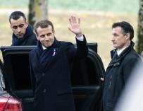 El presidente francés, Emmanuel Macron (c), durante una ceremonia en memoria de los soldados caídos durante la Batalla de las Fronteras, en Morhangue (Francia).