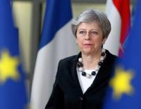 Fotografía Theresa May entre banderas UE / EFE