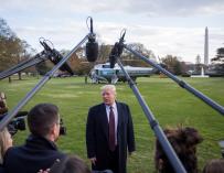 El presidente de los Estados Unidos Donald Trump se despide antes de abordar el Marine One  (EFE)