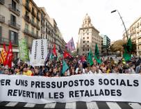 Médicos, estudiantes y profesores protestan por los recortes en Cataluña.