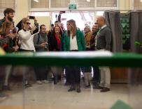 Susana Díaz a su llegada al colegio Alfares de Triana (Europa Press/ Jesús Prieto)