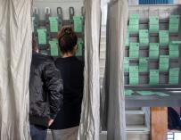 Una pareja escoge la papeleta en el colegio electoral ubicado en la biblioteca de Sanlúcar de Barrameda (Cádiz). EFE/Jose Manuel Vidal.