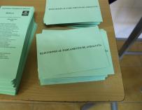 Sobres y papeletas en una mesa para las elecciones al Parlamento de Andalucía