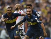 Los jugadores de Boca Juniors celebran un gol ante River