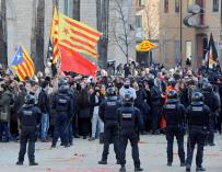 Mossos d'Esquadra frente a los activistas que han irrumpido en la plaza 1 de octubre de Girona
