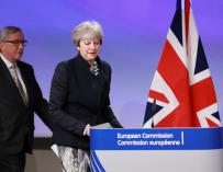La primera ministra británica, Theresa May (i), y el presidente de la Comisión Europea, Jean Claude Juncker el pasado 4 de diciembre / Efe
