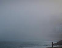 Una densa niebla cubre la playa de Ondarreta de San Sebastián el 5 de diciembre (EFE/Javier Etxezarreta)
