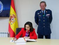 La ministra de Defensa, Margarita Robles, en una visita al mando de ciberdefensa