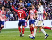 El delantero francés del Atlético de Madrid Antoine Griezmann (i) celebra el segundo gol de su equipo ante el Valladolid durante el partido de liga que se disputa esta tarde en el estadio de Zorrilla, en Valladolid. EFE/R. GARCÍA