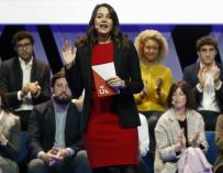La líder de Cs en Cataluña, Inés Arrimadas, interviene durante el acto de presentación del candidato a la alcaldía de Barcelona y ex primer ministro francés, Manuel Valls (EFE)