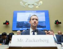 Zuckerberg testifica ante el Comité del Congreso sobre Energía y Comercio sobre "Transparencia y el uso de información del usuario", en el Capitolio de Washington DC (EFE)