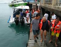 Los turistas españoles son ayudados a desembarcar tras su rescate del catamarán (Foto de la cuenta de Facebook del Parque Nacional Nopparat Tara-Mu Koh Phi Phi )