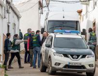 La Guardia Civil se traslada a la calle donde vivía Laura Luelmo en El Campillo