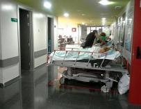 Satse dice que Son Espases tiene 114 camas cerradas mientras 32 personas esperan en los pasillos de Urgencias