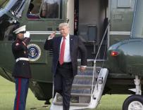 El presidente de los Estados Unidos, Donald J. Trump (d), saluda a un infante de marina estadounidense mientras sale del Marine One (EFE)