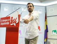 Alberto Garzón critica el "sí pero no" de Rajoy con la investidura y le advierte que incumple la Constitución