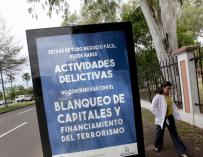Fotografía del 22 de junio de 2017 de un cartel que promueve la lucha contra el blanqueo de capitales y financiación del terrorismo en Ciudad de Panamá (Panamá). EFE/Alejandro Bolívar (Alejandro Bolívar / EFE)