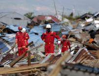 Un equipo de rescate busca personas bajo las ruinas de una casa en Petobo, Palu, Sulawesi Central, Indonesia, el 6 de octubre de 2018 (EFE/EPA/HOTLI SIMANJUNTAK)