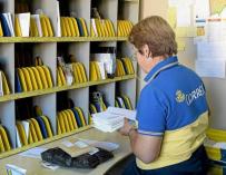 Foto: Una trabajadora de Correos clasifica las cartas. (EFE)