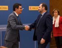 El ministro de Fomento, José Luis Ábalos y el vicepresidente canario, Pablo Rodriguez, tras la firma del nuevo Convenio de Carreteras (Foto: Fomento)
