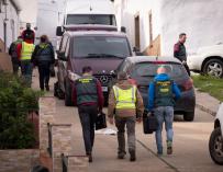 Efectivos de la UCO Guardia Civil se dirigen a una vivienda en la calle Córdoba de El Campillo (Huelva)