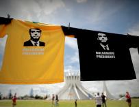 Venta de camisetas con la imagen del presidente electo de Brasil, Jair Bolsonaro, en la Explanada de los Ministerios, en Brasilia (EFE/Fernando Bizerra Jr).