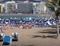 La playa de Las Canteras, ubicada en la ciudad de Las Palmas de Gran Canaria. EFE/Elvira Urquijo A./Archivo