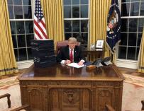 "Algunos de los muchos proyectos de ley que estoy firmando en la Oficina oval en este momento", escribía el presidente Trump en Twitter junto a esta imagen