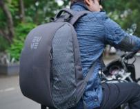 Fotografía de la Eume Backpack, la mochila masajeadora con cargador de móvil.