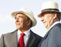 El presidente del Grupo Santander, Emilio Botín; junto al ex vicepresidente económico y ex presidente de Bankia, Rodrigo Rato, en una foto de archivo.