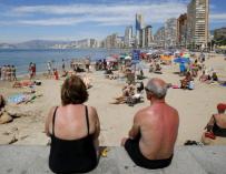 Una pareja de jubilados disfrutan del sol y las altas temperaturas en la playa de Levante en Benidorm, en Alicante. EFE