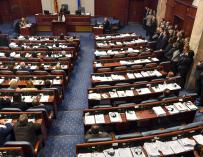 El Parlamento macedonio votó cambiar el nombre del país que se denominará oficialmente República de Macedonia del Norte según el acuerdo con Grecia. EFE / EPA / GEORGI LICOVSKI